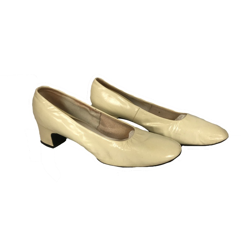 Vintage White Joyce Close Toed Heels Women’s Size 7